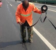 “黑科技”產品貼縫條，對抗道路裂縫效果好