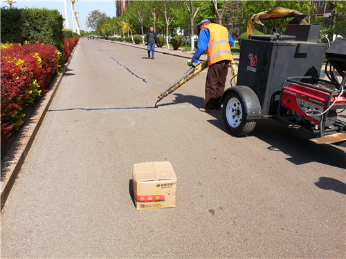 道路出現(xiàn)裂縫，公路灌縫膠是怎么和工人一起完成修補的呢？